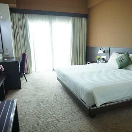 Swan Garden Hotel Malacca Extérieur photo